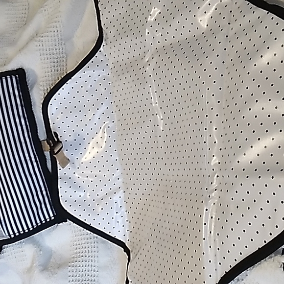 Skip HOP Baby changing pad with  diaper and wipes holder. Has clip to attach to - Picture 6 of 9